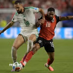 Algeria (áo trắng) cùng Áo giành hai tấm vé cuối cùng vào vòng knock-out World Cup 2026. (Ảnh: AFP/TTXVN)