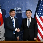 Thứ trưởng Ngoại giao phụ trách vấn đề chiến lược và tình báo Jeong Yeon Doo (phải) và quyền Đại sứ Mỹ tại Hàn Quốc Kevin Kim. (Nguồn: Yonhap)