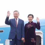 Tổng Bí thư, Chủ tịch nước Tô Lâm và Phu nhân đến Sân bay quốc tế Bắc Kinh. (Ảnh: Thống Nhất/TTXVN)