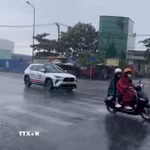 Cơn mưa vào chiều 2/5 trên đường Hồ Học Lãm, phường An Lạc. (Ảnh: Hồng Đạt/TTXVN)