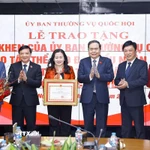 Chủ tịch Quốc hội Trần Thanh Mẫn tặng Bằng khen cho tập thể Báo Đại biểu Nhân dân đạt thành tích xuất sắc trong công tác chuyển đổi số. (Ảnh: Doãn Tấn/TTXVN)