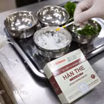 Test nhanh phát hiện hàn the trong mẫu bún, phở và thực hiện lấy mẫu thịt lợn gửi Lab xét nghiệm phát hiện các chủng tả lợn châu Phi. (Ảnh: Thanh Tùng/TTXVN)