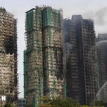 Hiện trường vụ cháy quần thể chung cư ở quận Tai Po, Hong Kong (Trung Quốc) (Ảnh: THX/TTXVN)