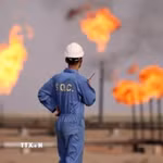 Công nhân làm việc tại nhà máy lọc dầu của Iran trên đảo Khark. (Ảnh: IRNA/TTXVN)