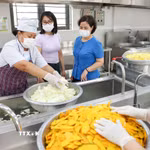 Đảm bảo chất lượng bữa ăn học đường. (Ảnh: Thanh Tùng/TTXVN)