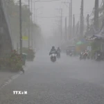 Người dân cần chú ý khi đi ra ngoài trong lúc mưa dông. (Ảnh: Duy Khương/TTXVN)