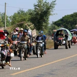 Người dân Campuchia sơ tán tới điểm trú ẩn an toàn ở tỉnh Siem Reap ngày 8/12/2025. (Ảnh: THX/TTXVN)