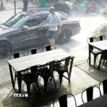 Đối tượng nghi là người nước ngoài trộm xe ôtô hiệu Mercedes-Benz tại phường An Hải (thành phố Đà Nẵng). (Ảnh: TTXVN phát)