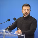 Tổng thống Ukraine Volodymyr Zelensky phát biểu trong một cuộc họp báo. (Ảnh: Kyodo/TTXVN)