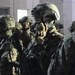 Binh sỹ Hàn Quốc được triển khai bên ngoài Tòa nhà Quốc hội ở Seoul, sau khi Tổng thống Yoon Suk Yeol ban bố lệnh thiết quân luật, rạng sáng 4/12/2024. (Ảnh: Kyodo/TTXVN)