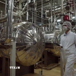 Nhân viên kỹ thuật làm việc bên trong cơ sở hạt nhân Isfahan, nằm cách thủ đô Tehran khoảng 420km về phía Nam. (Ảnh: AP/TTXVN)