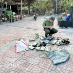 Túi nylon nghi chứa ma túy trôi dạt vào bờ biển Kê Gà. (Ảnh: TTXVN phát)