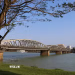 Cầu Trường Tiền bắc qua sông Hương. (Ảnh: Nguyên Lý/TTXVN)