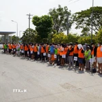 Công dân Việt Nam do lực lượng chức năng Campuchia trao trả tại Cửa khẩu quốc tế Dinh Bà (xã Tân Hộ Cơ, tỉnh Đồng Tháp). (Ảnh: Nhựt An/TTXVN)