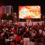 Người hâm mộ ngồi trật tự chuẩn bị xem trận bán kết qua màn hình Led khổng lồ có kích thước 12m x 7m tại phố đi bộ Nguyễn Huệ. (Ảnh: Trung Tuyến/TTXVN)