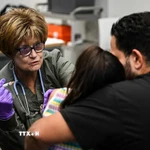 Nhân viên y tế tiêm phòng vaccine sởi cho trẻ nhỏ ở Lubbock, bang Texas (Mỹ). (Ảnh: Getty Images/TTXVN)