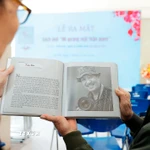 Cuốn sách ảnh “90 Gương mặt thân quen” mới được ra mắt. (Ảnh: Minh Quyết/TTXVN)