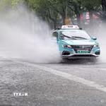 Tuyến đường bị ngập sau những trận mưa lớn khi bão Dolphin đổ bộ. (Ảnh: THX/TTXVN phát)