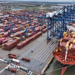 Bốc xếp hàng hóa xuất khẩu ở cảng Container Quốc tế Hải Phòng. (Ảnh: Vũ Sinh/TTXVN)