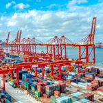 Cảng hàng hóa ở Sơn Đông, Trung Quốc. (Ảnh: THX/TTXVN)