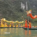 Nghi thức rước thuyền rồng độc đáo trên sông tại lễ hội Tràng An. (Ảnh: Đức Phương/TTXVN)