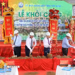 Các đại biểu thực hiện nghi thức khởi công dự án. (Ảnh: Bùi Giang/TTXVN)