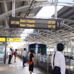 Hành khách chờ tàu Metro số 1 tại ga Thảo Điền, phường An Khánh, Thành phố Hồ Chí Minh. (Ảnh: Hồng Đạt/TTXVN)