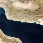 Hình ảnh từ vệ tinh Terra của NASA về eo biển Hormuz (trái). (Ảnh: The Gulf News/TTXVN)