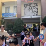 Học sinh Lớp 1 Trường tiểu học Đặng Văn Ngữ, phường Phú Nhuận, Thành phố Hồ Chí Minh, giờ tan học. (Ảnh: Hồng Đạt/TTXVN)