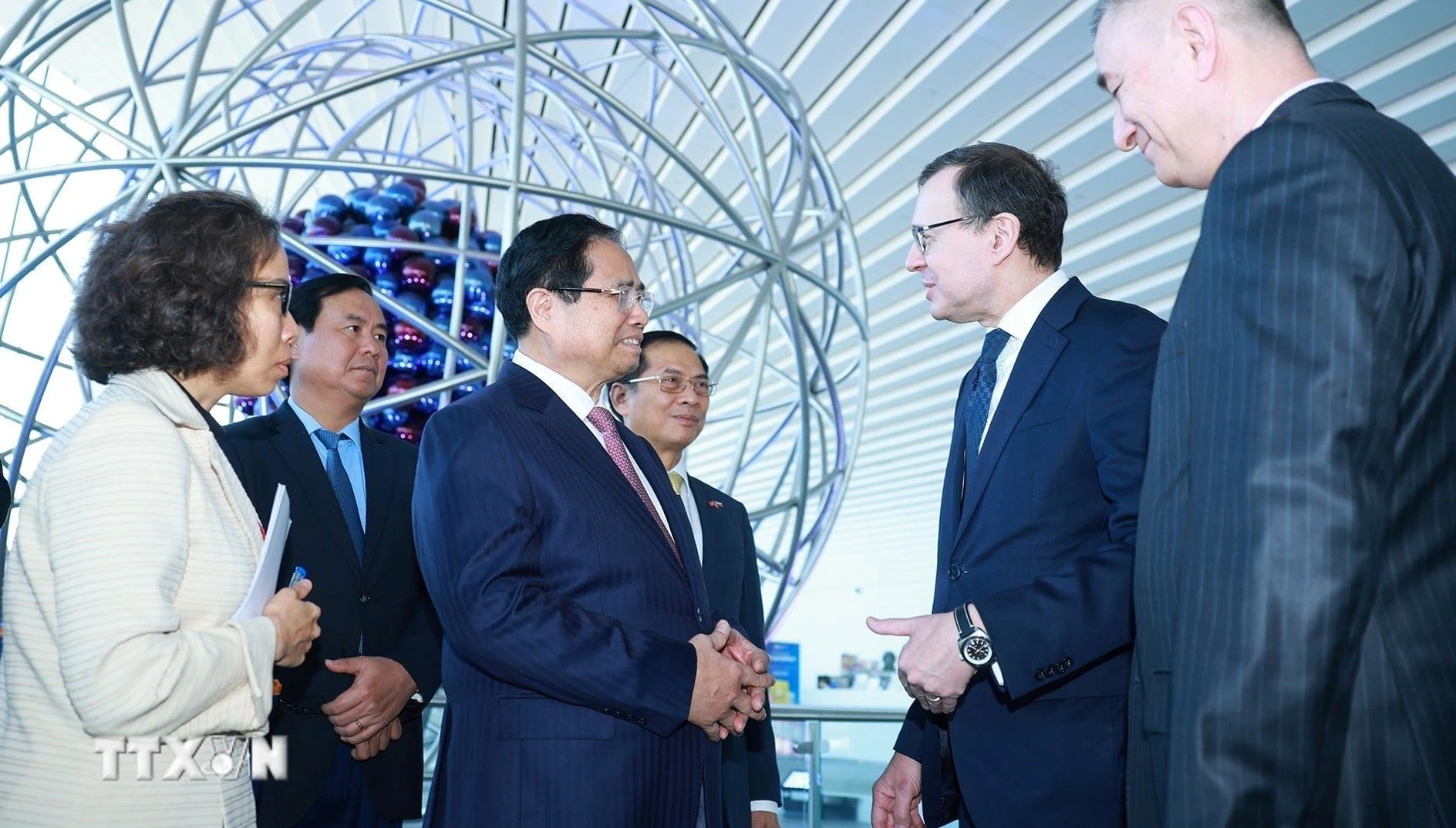 Thủ tướng tìm hiểu phát triển năng lượng hạt nhân và tàu điện ngầm của Nga
