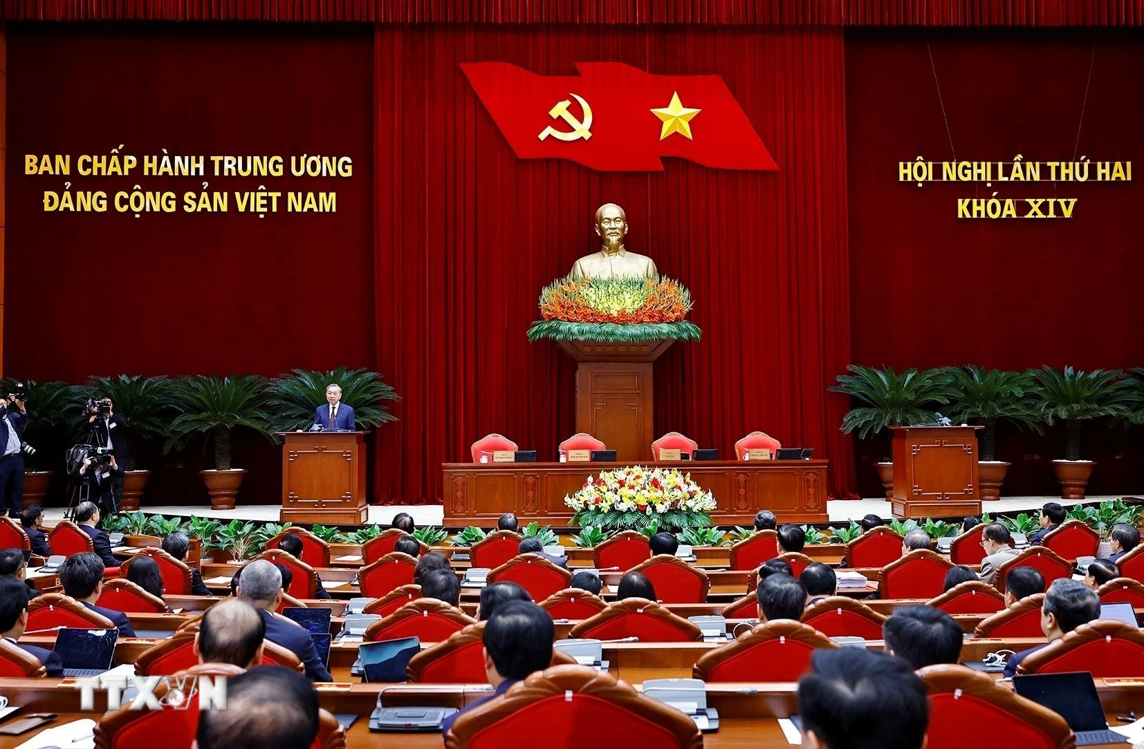 Hội nghị Trung ương 2: Kiên định nguyên tắc, tạo xung lực phát triển nhanh và bền vững
