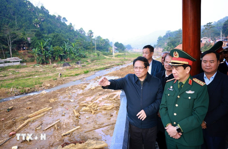 Thủ tướng Phạm Minh Chính thăm thôn Làng Nủ, nơi 67 người dân bị thiệt mạng do trận lũ. (Ảnh: Dương Giang/TTXVN)