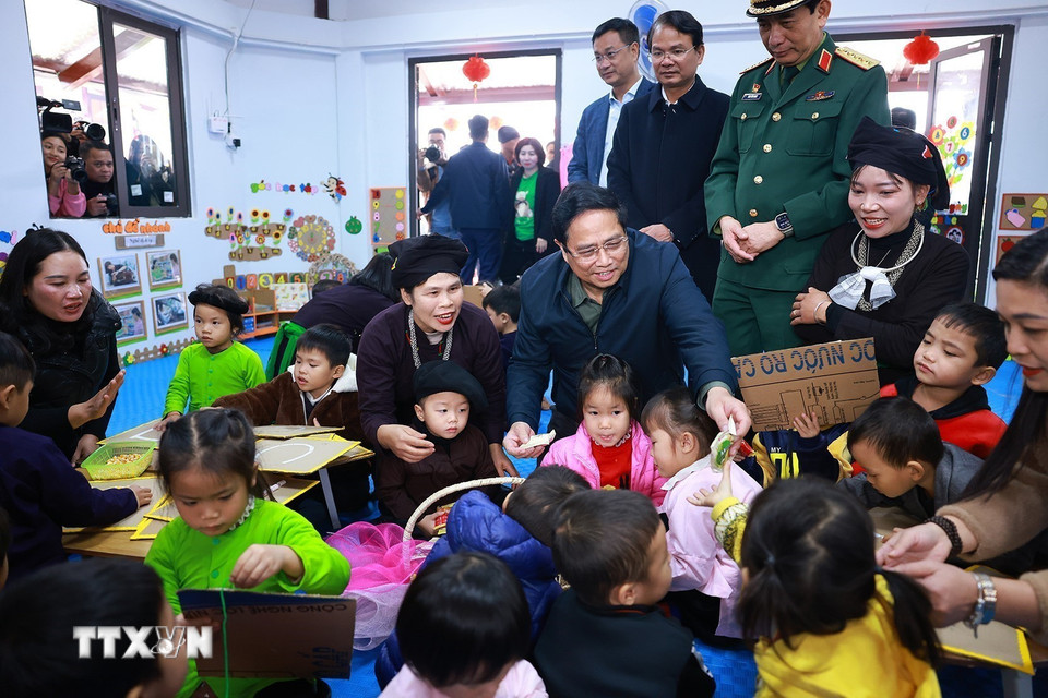 Thủ tướng Phạm Minh Chính thăm trẻ em tại Điểm trường liên cấp Mầm non và Tiểu học mới của thôn Làng Nủ, xã Phúc Khánh, huyện Bảo Yên, tỉnh Lào Cai được xây dựng bên trong khu tái định cư thôn Làng Nủ. (Ảnh: Dương Giang/TTXVN)