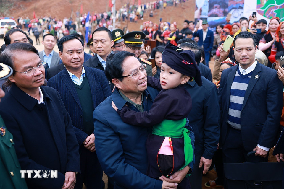 Thủ tướng Phạm Minh Chính thăm đồng bào tại dự án tái thiết thôn Làng Nủ, xã Phúc Khánh, huyện Bảo Yên. (Ảnh: Dương Giang/TTXVN)