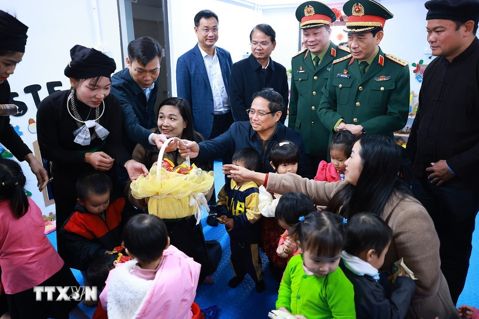 Thủ tướng Phạm Minh Chính thăm trẻ em tại Điểm trường liên cấp Mầm non và Tiểu học mới của thôn Làng Nủ, xã Phúc Khánh, huyện Bảo Yên, tỉnh Lào Cai được xây dựng bên trong khu tái định cư thôn Làng Nủ. (Ảnh: Dương Giang/TTXVN)