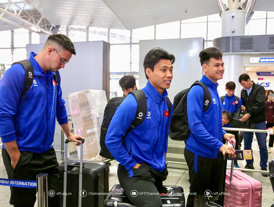 Các cầu thủ Việt Nam tại sân bay Nội Bài (Hà Nội) để lên đường sang Singapore. (Nguồn: VFF)