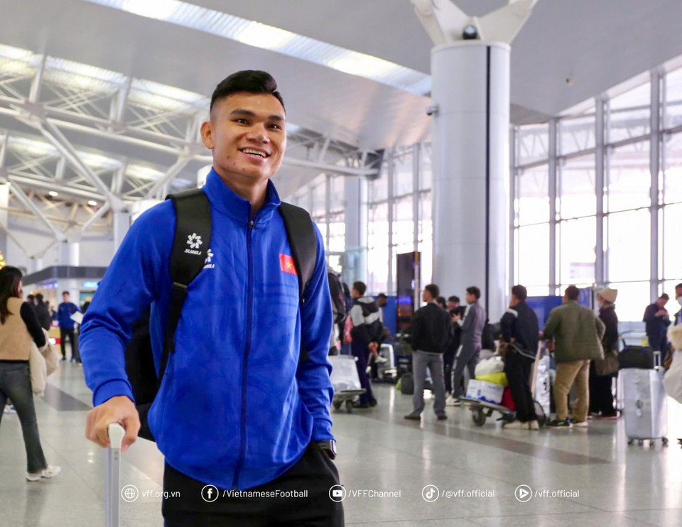 Hậu vệ Phạm Xuân Mạnh thoải mái trước chuyến bay. (Nguồn: VFF)