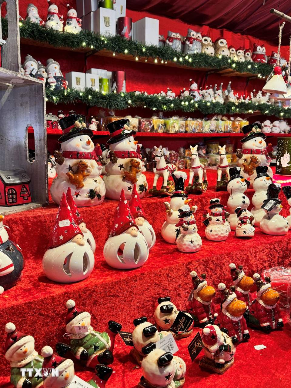 Những món đồ trang trí được bán trong chợ Giáng sinh. (Ảnh: Thu Hằng/TTXVN)