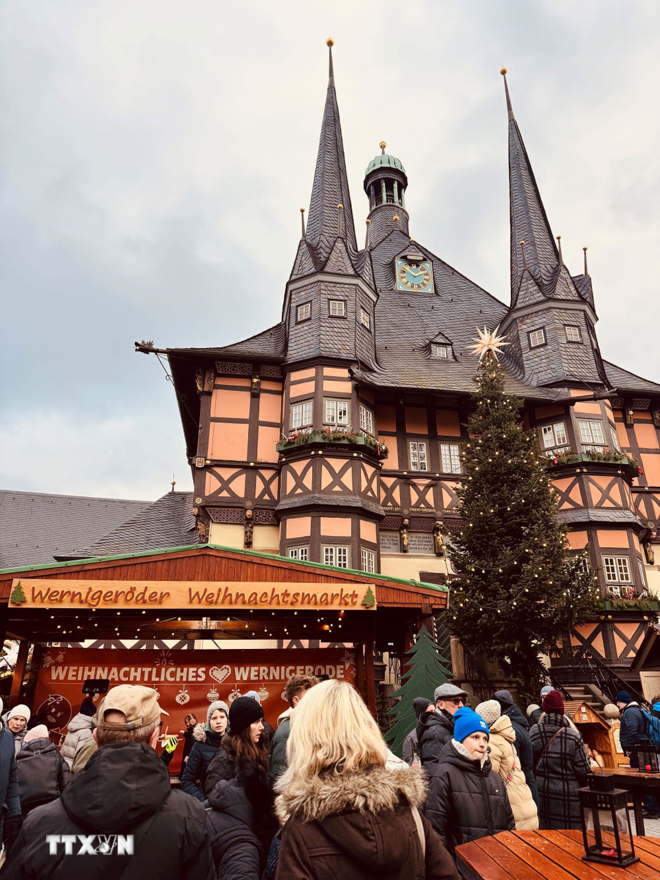 Chợ Giáng sinh ở thành phố Wernigerode, vùng Harz, bang Saxony-Anhalt. (Ảnh: Thu Hằng/TTXVN)