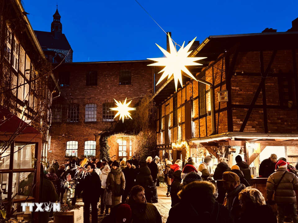Chợ Giáng sinh trong sân sau của các khu nhà, một nét đặc biệt của thành phố di sản Unesco nổi tiếng Quedlinburg. (Ảnh: Thu Hằng/TTXVN)