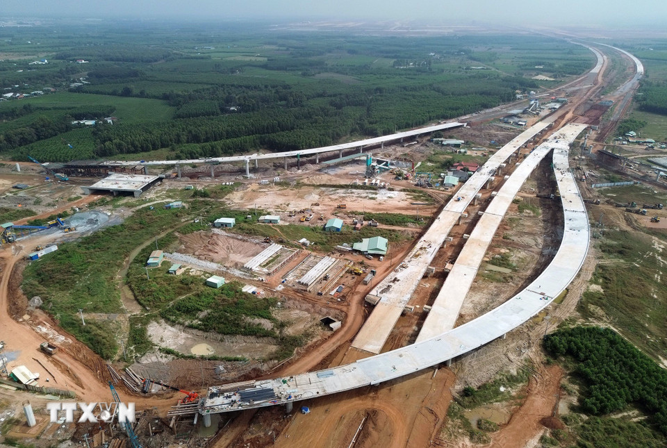 Tuyến đường huyết mạch kết nối nhà ga sân bay Long Thành với Cao tốc Tp. Hồ Chí Minh-Long Thành-Dầu Giây và Quốc lộ 51 dần được hình thành. (Ảnh: Quốc Khánh/TTXVN)