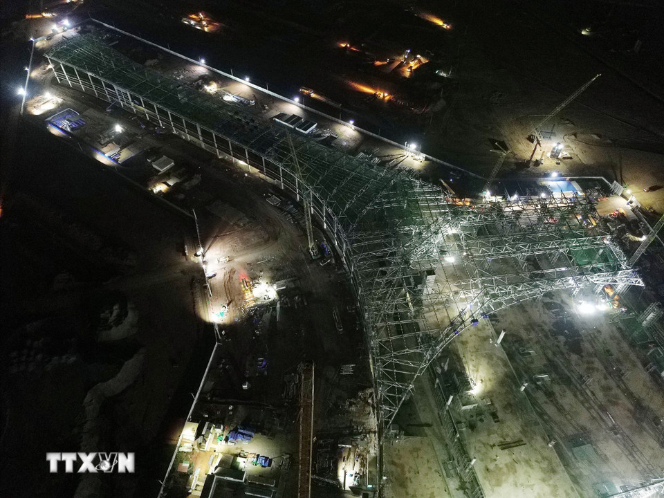 Không khí lao động khẩn trương về đêm của dự án sân bay Long Thành. (Ảnh: Quốc Khánh/TTXVN)