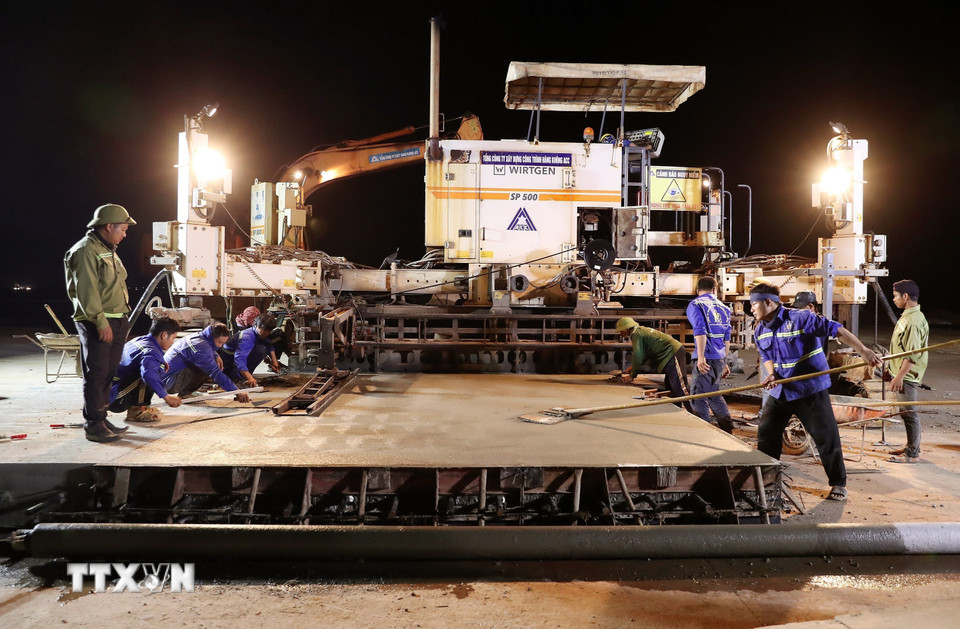 Nhà thầu khẩn trương thi công xuyên đêm hạng mục đường lăn của máy bay. (Ảnh: Quốc Khánh/TTXVN)