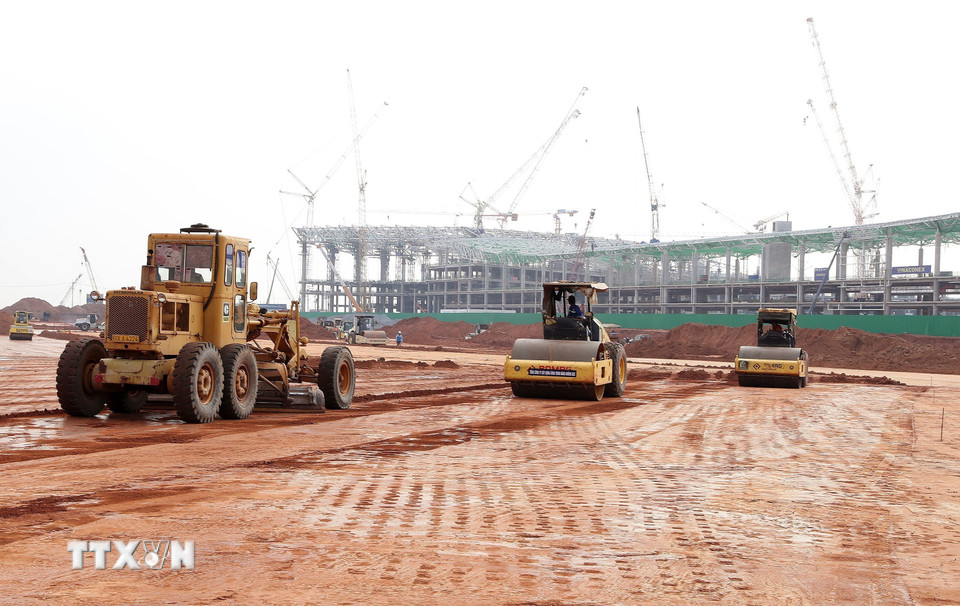 Các nhà thầu khẩn trương thi công hạng mục sân đỗ máy bay. (Ảnh: Quốc Khánh/TTXVN)