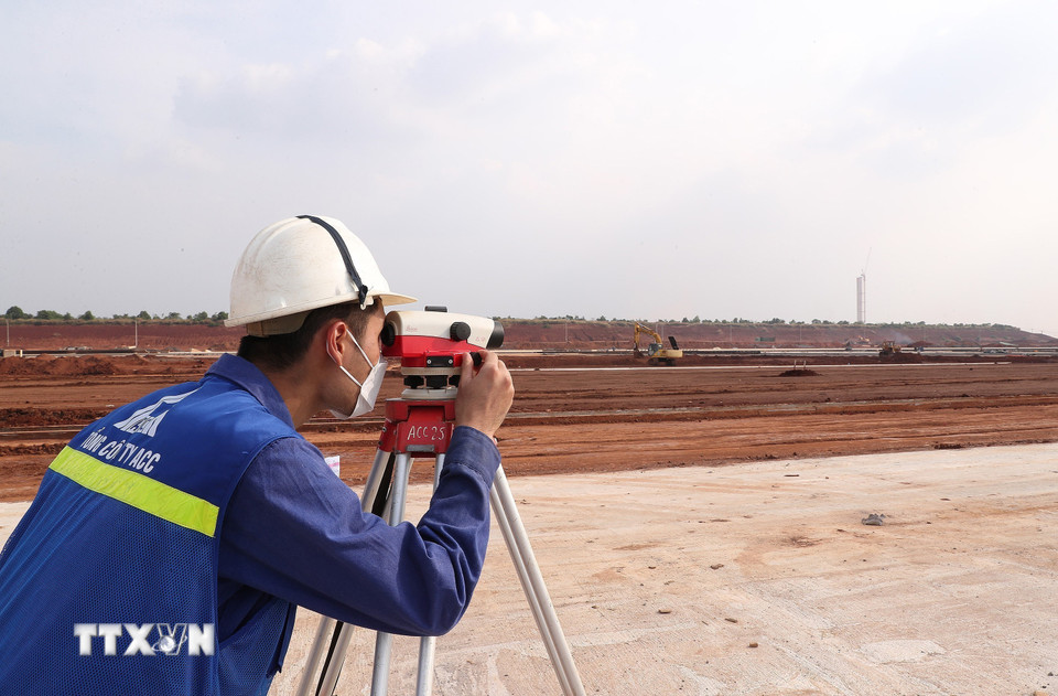 Kỹ sư trên công trường Cảng hàng không quốc tế Long Thành. (Ảnh: Quốc Khánh/TTXVN)