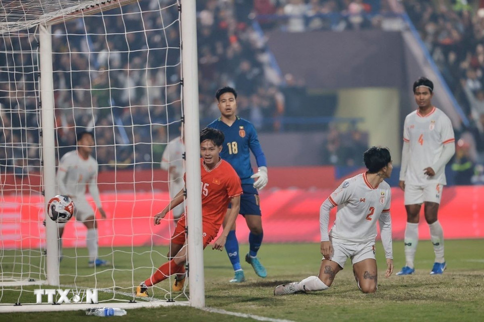 Với Xuân Son trên hàng công, Đội tuyển Việt Nam tỏ ra sắc bén hơn hẳn những trận trước. Chính tiền đạo của Nam Định đã kiến tạo để Vĩ Hào mở tủ số (Ảnh: Việt Anh/Vietnam+)