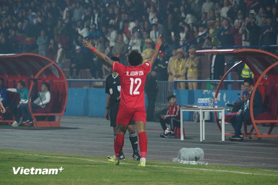 Ngay lần đầu tiên khoác áo Việt Nam, Son đã lập cú đúo