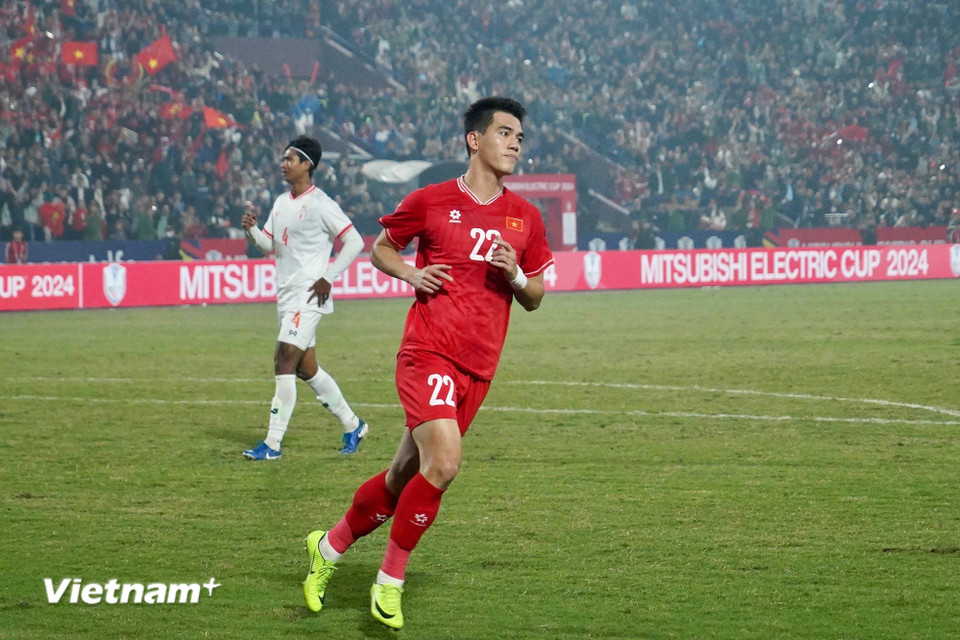 Tiến Linh ấn định chiến thắng sau đường kiến tạo của Xuân Son. (Ảnh: Việt Anh/Vietnam+)