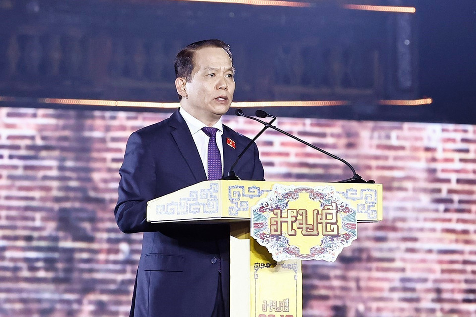 Chủ nhiệm Ủy ban Pháp luật của Quốc hội Hoàng Thanh Tùng đọc Nghị quyết của Quốc hội. (Ảnh: Doãn Tấn/TTXVN)