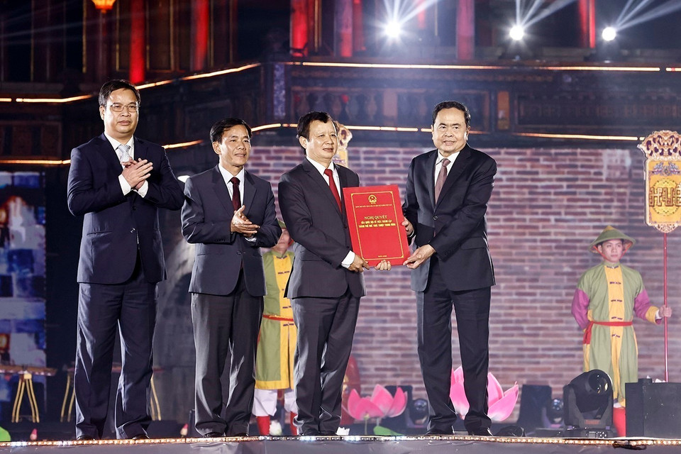 Chủ tịch Quốc hội Trần Thanh Mẫn trao Nghị quyết thành lập thành phố Huế trực thuộc Trung ương. (Ảnh: Doãn Tấn/TTXVN)